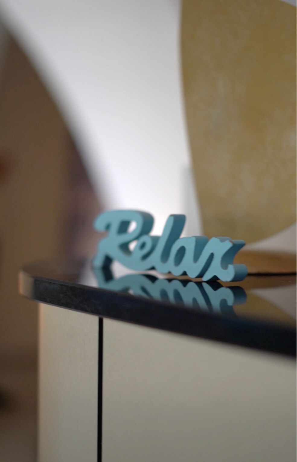 Dekoratives „Relax“-Schild im Interieur des Floating Wiesbaden